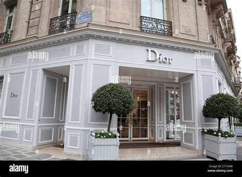 vitrine magasin dior|dior paris montaigne boutique.